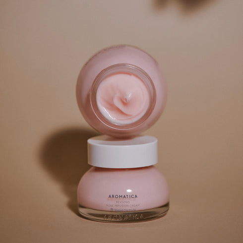 Bucură-te de o piele catifelată și luminoasă cu Aromatica Rose Cream, formulă blândă, bogată în antioxidanți. Ideală pentru îngrijirea naturală coreeană.